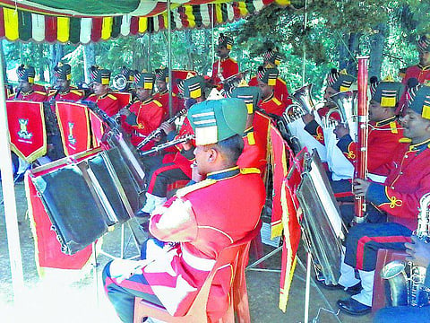 உதகை﻿: மனதை மயக்கும் ராணுவ இசை﻿க் குழு