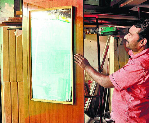 மரம் இல்லாத கதவுகள்