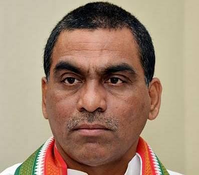 யார் இந்த ‘பெப்பர் ஸ்பிரே’ எம்.பி.?