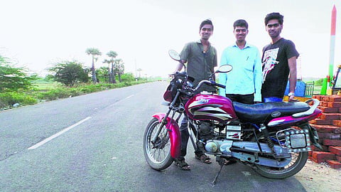 எரிபொருள் பிரச்சினைக்கு எளிய தீர்வு கண்ட இளைஞர்கள்