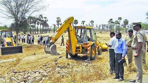 ஆத்மா குடியிருப்பதாகக் கூறி ஆக்கிரமித்திருந்த கற்குவியல் அகற்றம்: மேட்டூர் அருகே போலீஸ் குவிப்பு