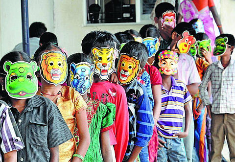 திருச்சி: ஆட்சியரகத்தில் சங்கடத்தில் நெளிந்த குழந்தைகள்