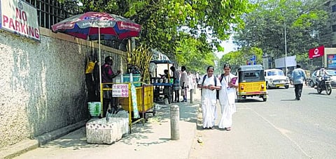 பல கோடி செலவில் போடப்பட்ட புதிய நடைபாதைகள் ஆக்கிரமிப்பு- கண்டுகொள்ளாத அதிகாரிகள்