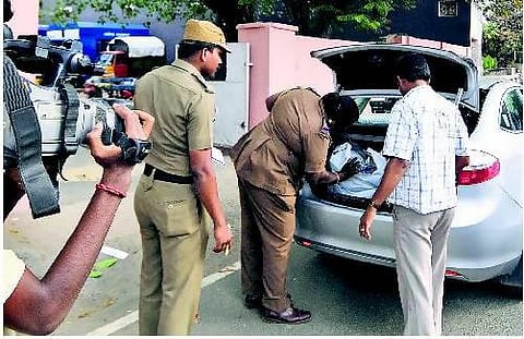 தேர்தல் கட்டுப்பாட்டு அறைக்கு 4 ஆயிரம் புகார்கள் குவிந்தன: வாகனச் சோதனையின்போது ரூ.1 கோடி பிடிபட்டது﻿