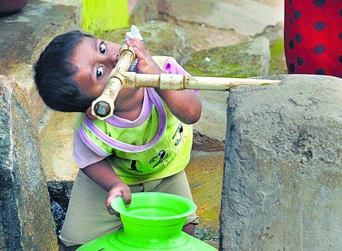 மூடப்பட்ட கிணறுகளும் நீருக்கு அலையும் பெண்களும்