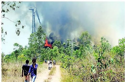 திருப்பதி மலையில் தொடரும் தீ: மலைவழிப் பாதை பக்தர்களுக்கு அனுமதி ரத்து