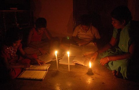 தமிழகத்தில் மீண்டும் 5 மணி நேர மின்வெட்டு﻿: மின் நிலையங்களில் கோளாறு; காற்றாலை உற்பத்தி முடங்கியது﻿