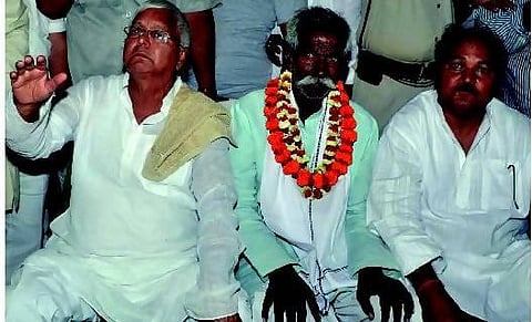 மகளின் வெற்றிக்காக கிரிமினல் குடும்பத்தைச் சந்தித்தார் லாலு