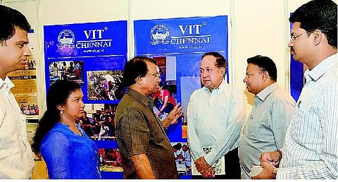 தி இந்து வழிகாட்டி நிகழ்ச்சி, கல்விக் கண்காட்சி: ஏராளமான மாணவ, மாணவிகள் குவிந்தனர்﻿