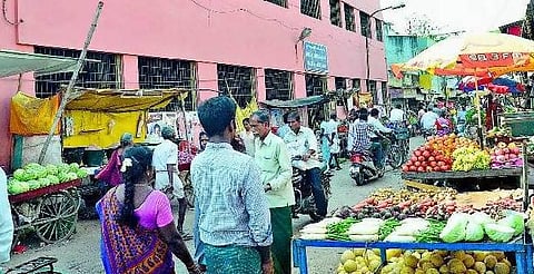 நடைபாதை முழுவதும் கடைகள்: அயனாவரத்தில் நெரிசலால் மக்கள் அவதி: கட்டிய வணிக வளாகத்தை திறப்பது எப்போது?