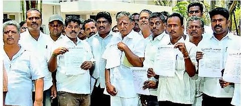 அதிகபாரம் ஏற்றும் லாரிகள்: நடவடிக்கை கோரி மனு﻿