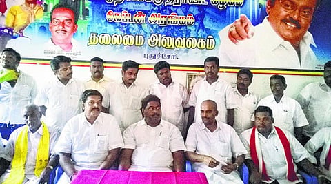மோடி படம் போடுவதில் போட்டி: தேமுதிக அலுவலகத்துக்குச் சென்ற பாமக வேட்பாளர்