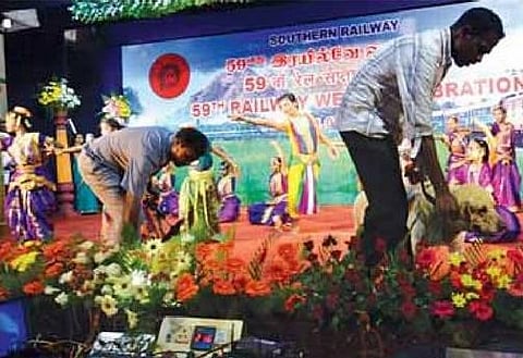 ரயில்வே வார விழாவில் வெடிகுண்டு சோதனை﻿: பார்வையாளர்கள் கலக்கம்