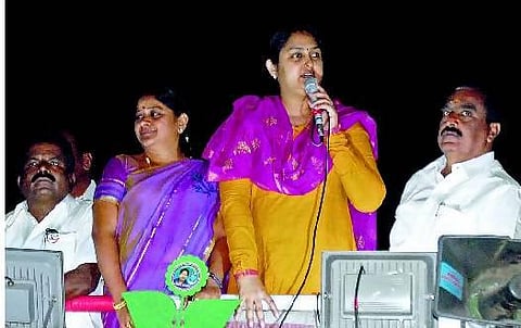 குஷ்பு தயவில் திமுக: நடிகை விந்தியா கிண்டல்﻿