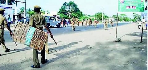 வாக்கு சேகரிக்க எதிர்ப்பு: மல்லிப்பட்டினத்தில் மோதல் - படகுகள், வாகனங்கள் எரிப்பு﻿
