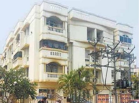 டாக்டர், துறைமுக அதிகாரி வீடுகளில் 43 பவுன், ரூ.5 லட்சம் கொள்ளை﻿