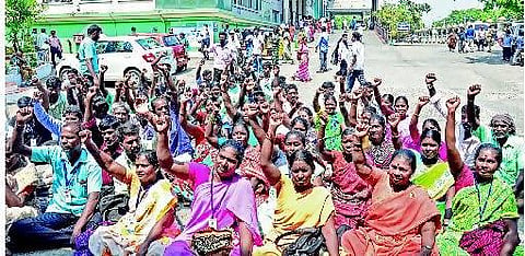 6 மாத சம்பள நிலுவை: வார்டு பணியாளர்கள் போராட்டம்﻿: அரசு பொது மருத்துவமனையில் நோயாளிகள் அவதி