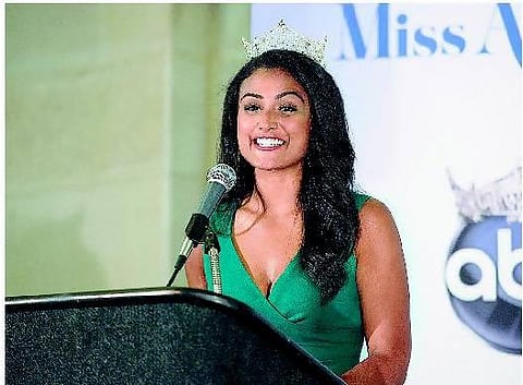 ‘மிஸ் அமெரிக்காவை’ நடனமாடச் சொன்ன‌ பள்ளி மாணவன் இடைக்கால நீக்கம்﻿