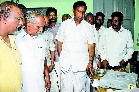 சீல் வைக்கப்பட்ட வாக்குப்பதிவு இயந்திரத்தை மண்டல தேர்தல் அலுவலர் திறந்ததால் சர்ச்சை﻿: மறுதேர்தல் நடத்த டி.ஆர். பாலு வலியுறுத்தல்﻿