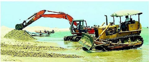 பழவேற்காடு ஏரியை சொந்த செலவில் தூர் வாரத் தொடங்கிய மீனவர்கள்﻿