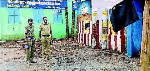 அலங்காநல்லூரில் கருப்புக் கொடி போராட்டம்﻿: ஜல்லிக்கட்டு தடையால் மக்கள் மன வேதனை﻿
