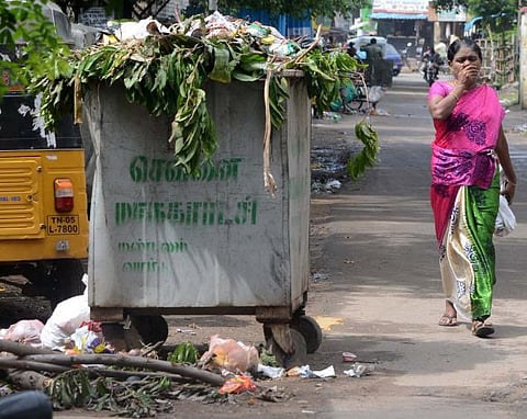 மலைபோல் குவியும் குப்பைகளை அள்ளுவது யார்?﻿: மாநகராட்சிக்கும் குடிசைமாற்று வாரியத்துக்கும் இடையே குழப்பம்