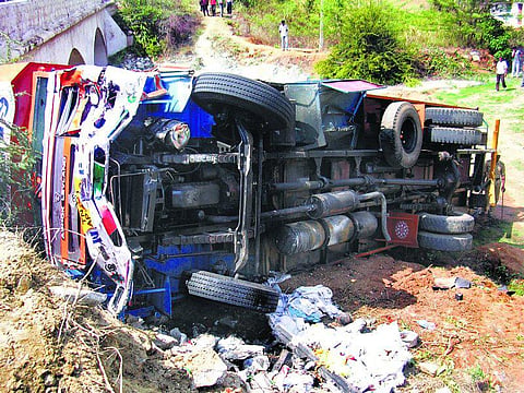 போதை லாரி டிரைவரால் விபரீதம்: 4 பேர் பலி, 20 வாகனங்கள் சேதம்