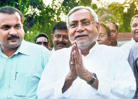 பிஹார் முதல்வர் நிதிஷ்குமார் ராஜினாமா﻿: தேர்தல் தோல்விக்கு பொறுப்பேற்பு﻿