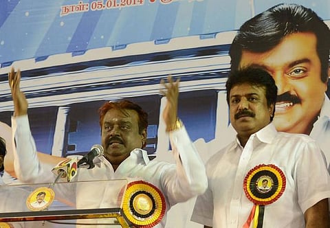 முரசைக் கவிழ்த்த மூவர் அணி﻿