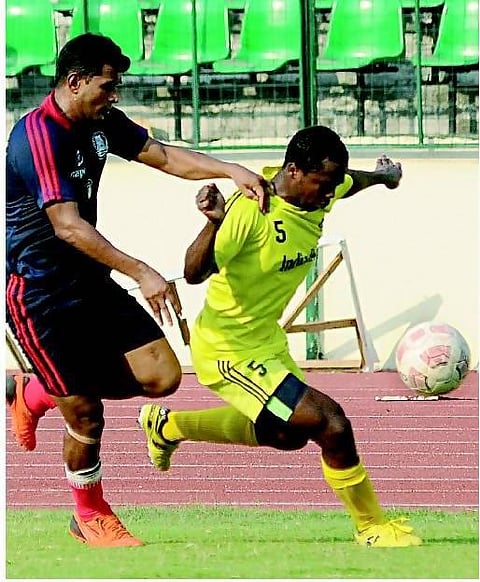 ஜான், கௌரி கலக்கல்; முதலிடத்தில் இந்தியன் வங்கி﻿: 4-0 என்ற கோல் கணக்கில் போலீஸை தோற்கடித்தது﻿