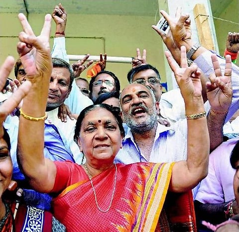 ஆனந்திபென் பட்டேல்: ஆசிரியர் பணியில் இருந்து முதல்வர் பதவிக்கு﻿