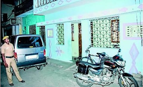 கரகாட்ட பெண் கலைஞர் ஆந்திராவுக்கு தப்பி ஓட்டம்﻿: பறிமுதல் செய்யப்பட்ட ரூ.4 கோடி, 73 பவுன் நீதிமன்றத்தில் ஒப்படைப்பு﻿