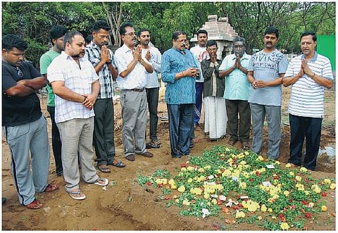 ஆதரவின்றி இறந்த 1400 பேருக்கு மகனாக இருந்து இறுதி மரியாதை- நெகிழவைக்கும் புண்ணிய சேவையில் ஸ்ரீதர்