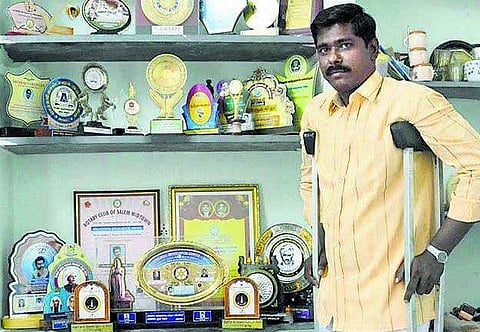 மாற்றுத் ‘திறமைசாலிகளை’ வெளிச்சத்துக்கு கொண்டுவரும் ஏகலைவன்﻿: அயராத சேவைக்காக 28 விருதுகள்