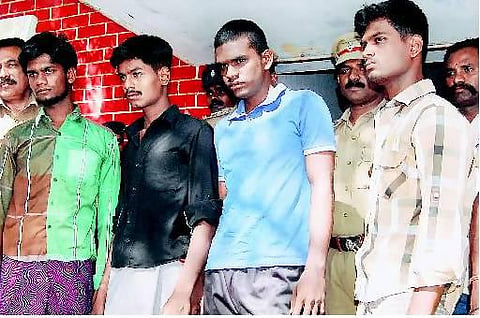 அதிமுக எம்எல்ஏவை வெட்டிய 4 பேர் கைது; 2 பேர் தலைமறைவு﻿ - மானாமதுரையில் பதற்றம்: போலீஸ் குவிப்பு