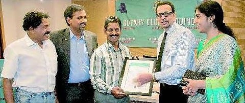 ஆஸ்பத்திரி வார்டு பாயாக சேர்ந்து அறுவை சிகிச்சை நிபுணராக உயர்ந்தவர்﻿: 2600 பேரின் விழிக்கு ஒளி தந்தார்﻿