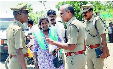 சுபாஷ் பண்ணையார் கூட்டாளிகளை குறிவைத்து வெடிகுண்டு வீச்சு﻿: யாருக்கும் காயமில்லை; 3 பேர் சிக்கினர்﻿
