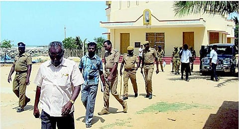 இடிந்தகரையில் சரமாரியாக நாட்டு வெடிகுண்டுகள் வீச்சு﻿: மீனவர்களிடையே மீண்டும் மோதலால் பதற்றம்﻿
