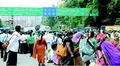 கர்நாடக சட்டசபையை முற்றுகையிட்ட விவசாயிகள்: கரும்பு விலையை உயர்த்த கோரிக்கை﻿