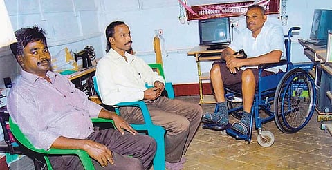 சக்கர நாற்காலியில் உட்கார்ந்ததால் சமூக சேவகனாக இருக்க முடிகிறது- விபத்தால் திசை மாறிய வெங்கடபூபதியின் வெற்றிப் பயணம்