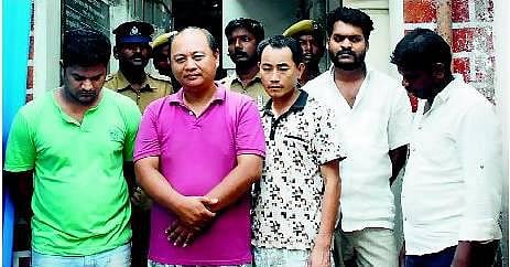 சந்தனக் கட்டைகளை கடத்த முயன்ற சீனா, தைவான் நாட்டினர் கைது﻿: மீன்களுடன் சேர்த்து ஏற்றுமதி செய்ய முயற்சி﻿