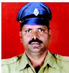 மணல் கடத்தலைத் தடுக்க முயன்ற  தலைமைக் காவலர் டிராக்டர் ஏற்றி கொலை﻿: தேமுதிக பெண் கவுன்சிலரின் மகன் தப்பியோட்டம்﻿