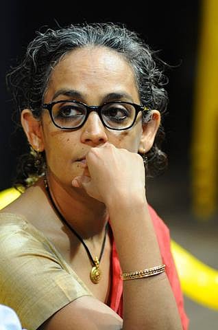 அருந்ததி ராய்க்கு காந்தி சுயசரிதை நூல் அனுப்பி நூதன எதிர்ப்பு