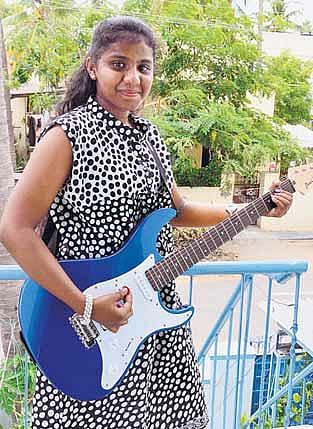 இளம் சாதனையாளர்- அக்காவுக்கு கீ போர்டு தம்பிக்கு டிரம்ஸ்﻿