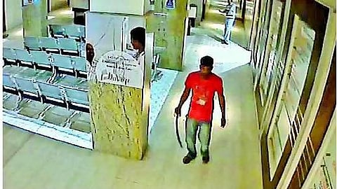 ஒசூர் தனியார் மருத்துவமனையில் ஊழியருக்கு கத்திக்குத்து﻿: கண்காணிப்பு கேமரா காட்சிகள் மூலம் இளைஞர் சிக்கினார்﻿