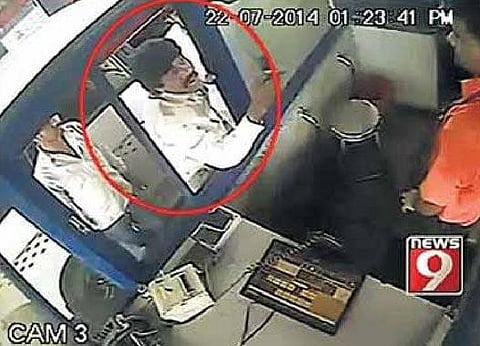 சுங்கச் சாவடி ஊழியர் மீது தாக்குதல்﻿: கன்னட அமைப்பினரை கைது செய்ய போலீஸார் தயக்கம்﻿