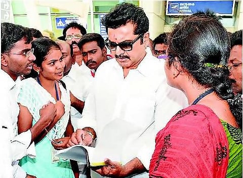 வனக் கல்லூரி மாணவர்கள் சரத்குமாரிடம் மனு: முதல்வரிடம் வலியுறுத்தக் கோரிக்கை﻿