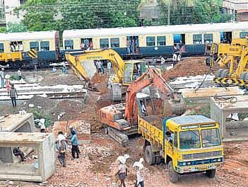 சென்னை புறநகர் ரயில் சேவை குறைப்பு: பயணிகள் அவதி﻿