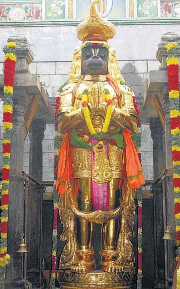 பக்தர்களை வணங்கும் ஆஞ்சநேயர்