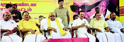 பேரவை நடவடிக்கைகளைக் கண்டித்து திமுக பொதுக் கூட்டம்: திமுக தலைவர் கருணாநிதி உரையாற்றினார்